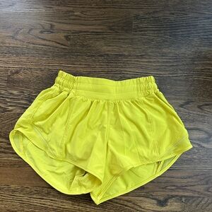 Lululemon Hotty Hot Low-Rise Lined Short 2.5" - Yellow - Size 2